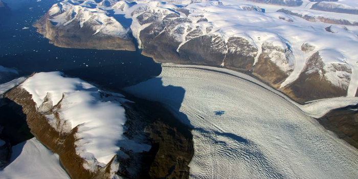 Rink Isbræ i Grønland er et af de steder, hvorfra store mængder smeltet indlands-is forsvinder ud i verdenshavene og fører til havstigninger. (Foto: NASA/OIB).