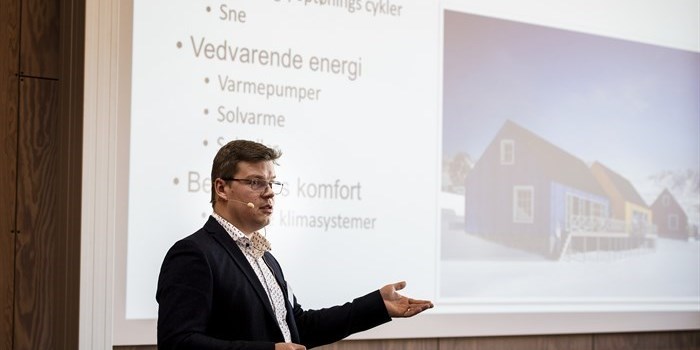 Adjunkt Martin Kotol fra DTU Byg give et indblik i indeklimaet i grønlandske boliger, hvor dårlig ventilation og skimmelsvamp er et stort problem. 